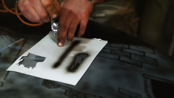Bild auf der Motorhaube mit einer Schablone und einer Spritzpistole — Stockvideo