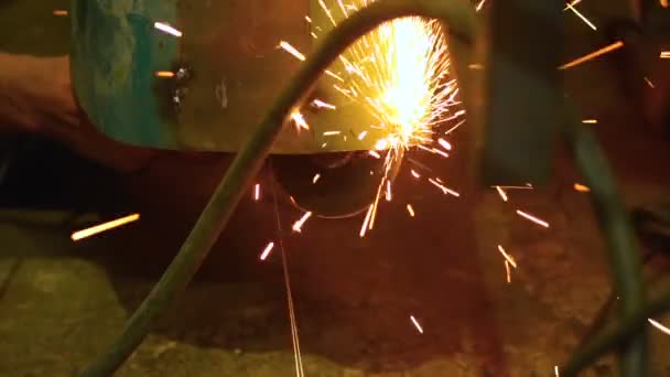 从金属切削所产生的火花 — 图库视频影像