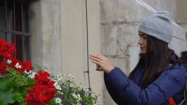 Kız bir smartphone kullanarak çiçeklerle ilgili video çekimleri
