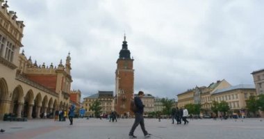 Krakow, Polonya - 8 Ekim 2017: Ana pazar meydanında Merkezi eski şehir