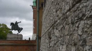 Krakow, Polonya - 8 Ekim 2017: Tadeusz Kosciuszko Wawel Castle yakınındaki anıt