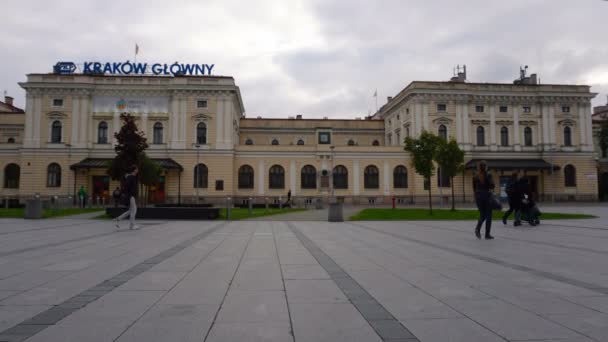 Krakow, Polen - 8 oktober 2017: Mensen haast naar het centraal station van de stad — Stockvideo