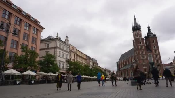 Cracovia, Polonia - 8 de octubre de 2017: Iglesia Católica Romana en la plaza es el dominante arquitectónico del Mercado Principal — Vídeos de Stock