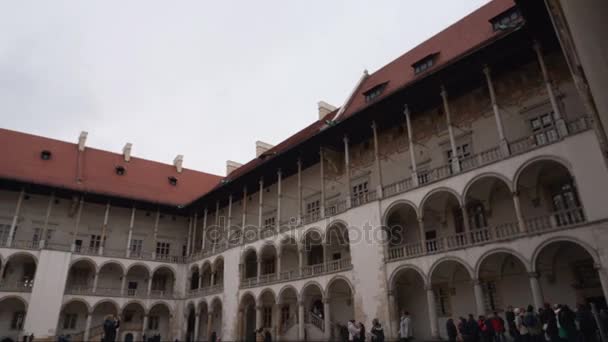 Cracovia, Polonia - 8 de octubre de 2017: Monumento histórico del Castillo Real de Wawel — Vídeo de stock