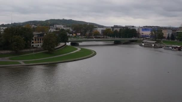 Cracovia, Polonia - 8 de octubre de 2017: Paisaje de la ciudad y el río Wisla — Vídeos de Stock