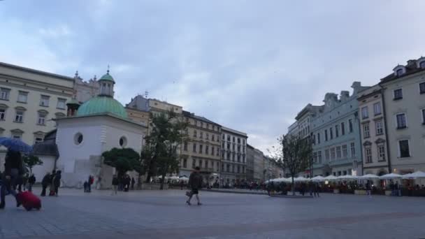 Cracovie, Pologne - 8 octobre 2017 : Église catholique Saint-Wojciech Église catholique romaine au centre — Video