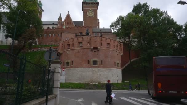 Krakow, Polen - 8 oktober 2017: Wawel Clock Tower — Stockvideo