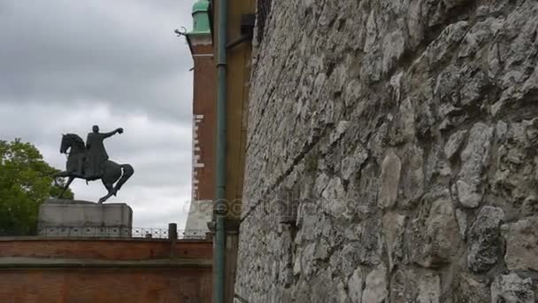 Cracovia, Polonia - 8 de octubre de 2017: Monumento a Tadeusz Kosciuszko cerca del Castillo de Wawel — Vídeo de stock