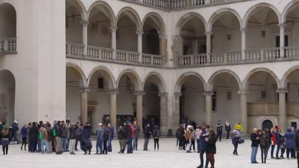 Cracóvia, Polônia - 8 de outubro de 2017: Turistas se comunicam no castelo real de Wawel — Vídeo de Stock