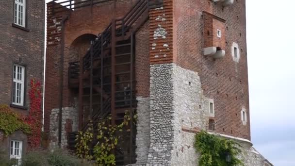 Cracovia, Polonia - 8 de octubre de 2017: Escalera que conduce a la torre — Vídeos de Stock