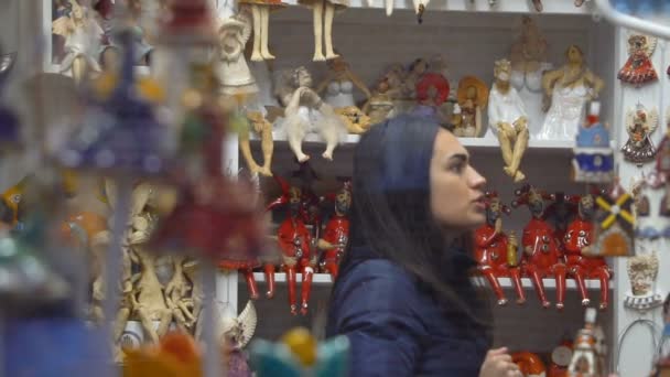Krakau, Polen - 8. Oktober 2017: Mädchen schaut sich im Souvenirladen um — Stockvideo