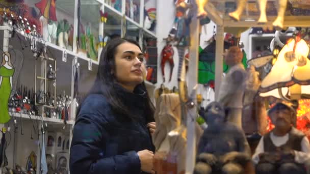 Cracovie, Pologne - 8 octobre 2017 : Une fille regarde des souvenirs dans une boutique de souvenirs — Video