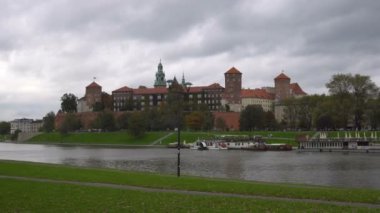 Vistül kıyısındaki Wawel Kalesi