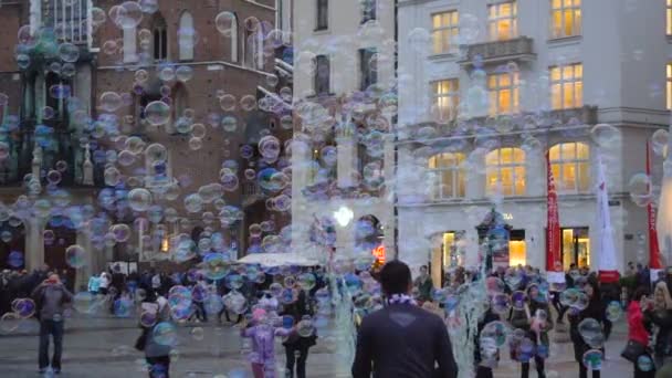 Krakow, Poland - October 8, 2017: Small soap balloons fly in the air in the square — Stock Video