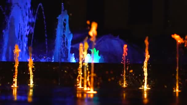 Fontaines modernes lumineuses dans le centre de la ville — Video