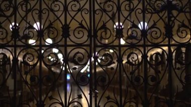 Cloth Hall arkasında kilitli Iron gate gece arka plan