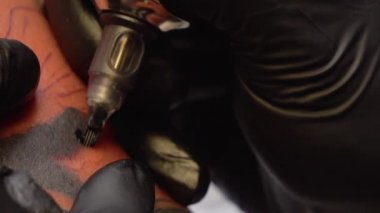 Dövme makinesi mürekkep cilt üzerinde uygulama