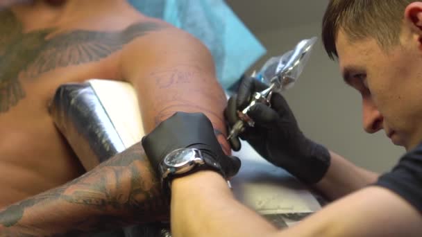 Татуировка на ручной процесс нанесения чернил на кожу — стоковое видео
