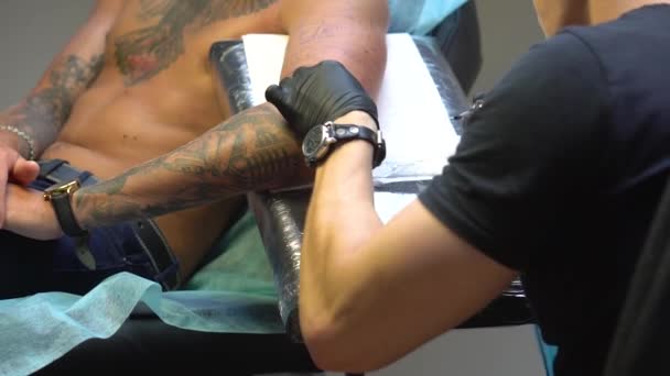 Diseño hecho por herramienta de tatuaje conseguir tatuajes por el hombre — Vídeo de stock