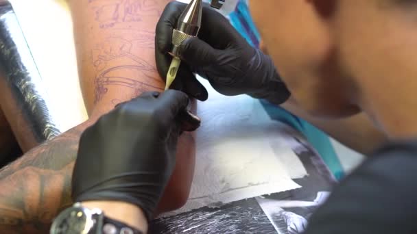 Σχεδιαστής καλλιτέχνη του τατουάζ εικόνα — Αρχείο Βίντεο