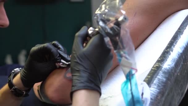 Tattoo szalon létrehozása festés, tetoválás gép — Stock videók