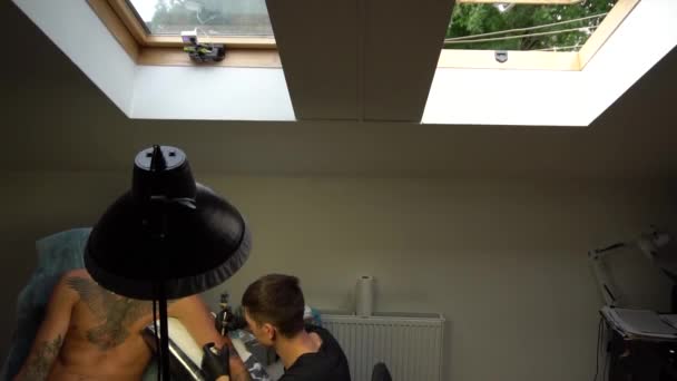 Arbeit Tätowierer beschäftigt im Studio — Stockvideo