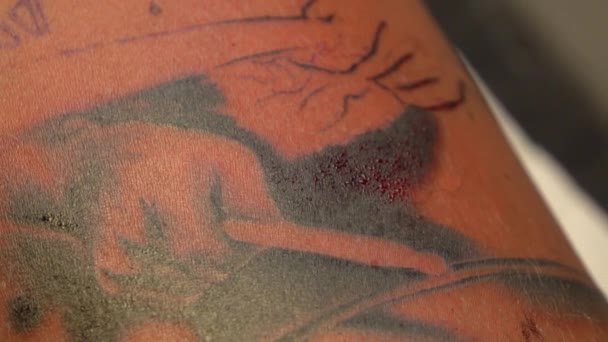 Tatuaje y sangre en la piel durante la aplicación de pigmento — Vídeos de Stock