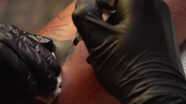 Máquina de tatuaje aplicación de pigmento de tinta — Vídeos de Stock