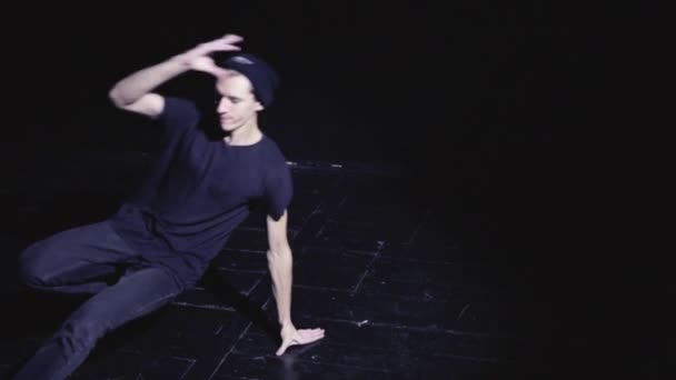 Camera nera ragazzo danza pausa sul pavimento in legno — Video Stock