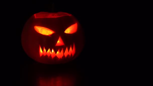 Celebración de Halloween brillante calabaza en la oscuridad — Vídeo de stock