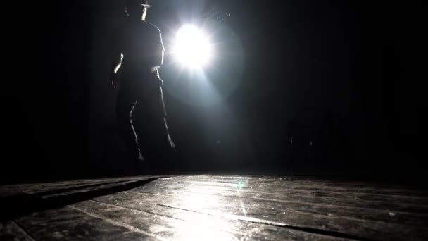 Силует танцюриста розбиває хлопця в студії на фоні ліхтаря — стокове відео