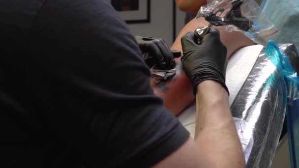 Tetováló gép a kezében tapasztalt tetováló művész — Stock videók