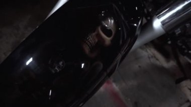 Kafatası üzerinde airbrushing ve özelleştirme fender motosiklet boyalı