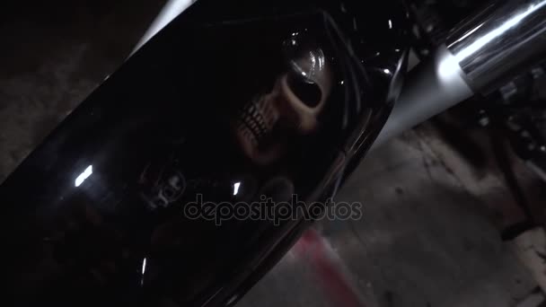 Skull painted on fender motorcycle airbrushing and customizing — Stock Video