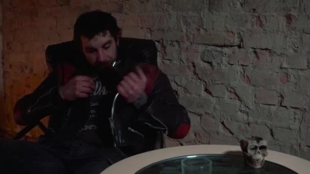 Homem com uma tatuagem em uma jaqueta de couro tira maço de cigarros de seu bolso — Vídeo de Stock