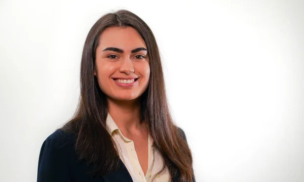İş genç gülümseyen kadın portresi uygun beyaz arka plan üzerinde