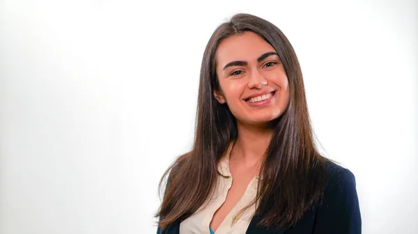 Mutlu genç esmer portresi beyaz arka plan üzerinde iş elbiseli gülümseyen kadın