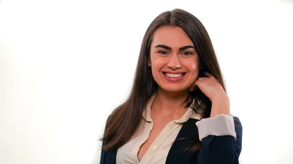 Genç iş kadını onu saç kesimi gösterir