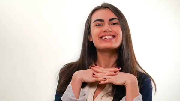 İş gülümseyen kız portresi uygun beyaz arka plan üzerinde çarpı işareti silah ile