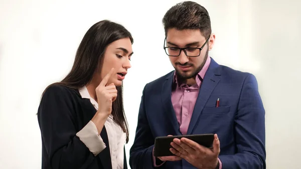 Bir tablet el ve kadın parmağını döndü holding iş ortakları genç adam portresi