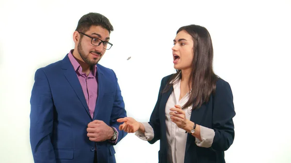 İş ortakları atmak bir sikke bir kız sürpriz bir sikke arayan bir adam yoğunlaşmaktadır ağzını açtı