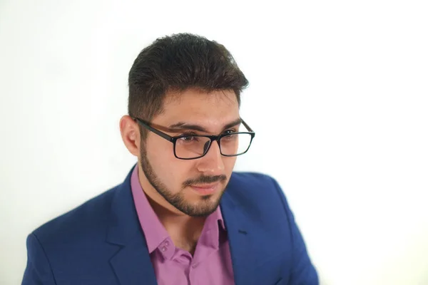 İş sakallı genç bakan işadamı portresi uygun beyaz arka plan üzerinde