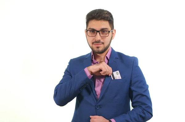 Sakallı genç işadamı cebinde takım elbise beyaz arka plan üzerinde bir kredi kartı dışarı alır