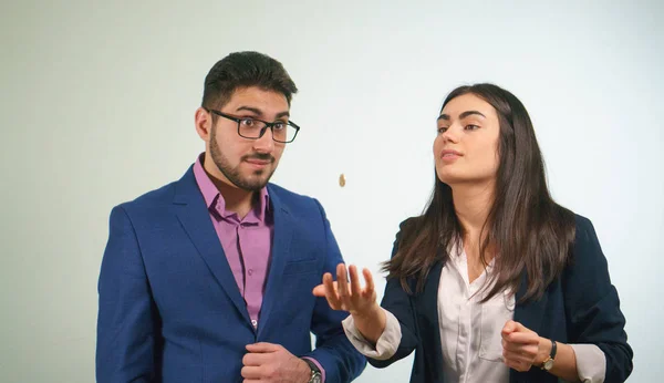 İş ortakları bir kız bir adam bir sikke seyir yoğunlaşmaktadır şaşırır yazı tura atmak