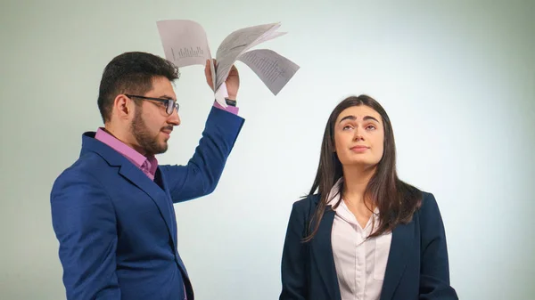 Patron kağıtları alçakgönüllü gözleri kadar görünüyor bir alt atmak olacak