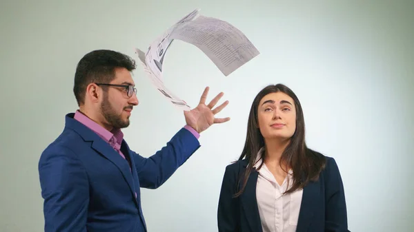 İşadamı belgeleri alçakgönüllü gözleri kadar görünüyor bir meslektaşım olarak atacak