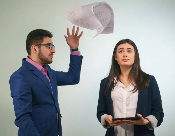 Patron kağıtları tablet elinde tutan gözlerini arar karışık olan bir kız ofis çalışanı olarak atacak