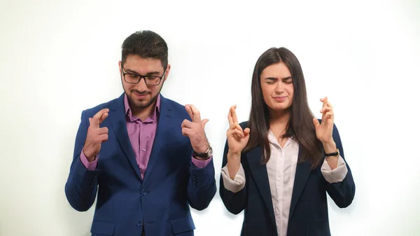 İş arkadaşları onların parmak çarpı işareti ve aktif olarak başarılı bir şekilde dua anlaşmayı gözleri kapalı