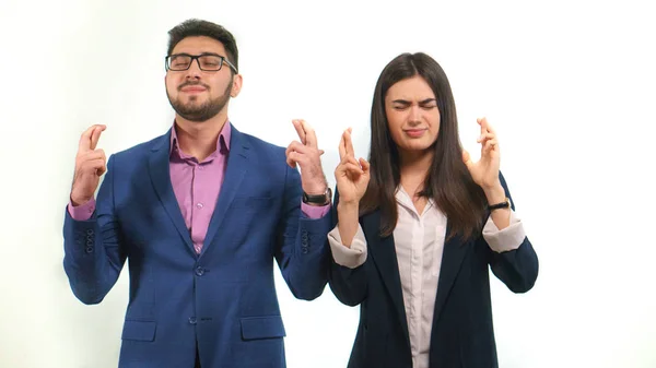 İş ortakları onların parmak çarpı işareti ve aktif onların gözleri kapalı başarıyla tamamlanması anlaşma adam mutlu dilek kaldırdı kafasını dua