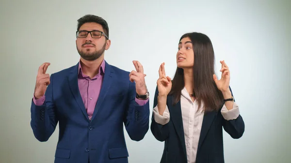 İş ortakları ona görünüyor onların parmak çarpı işareti gözleri mutlu bir şekilde kapattı meslektaşım kaldırdı kafasını dua